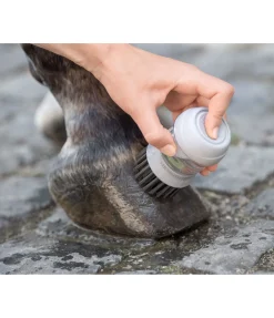 Brosse à sabots avec réservoir